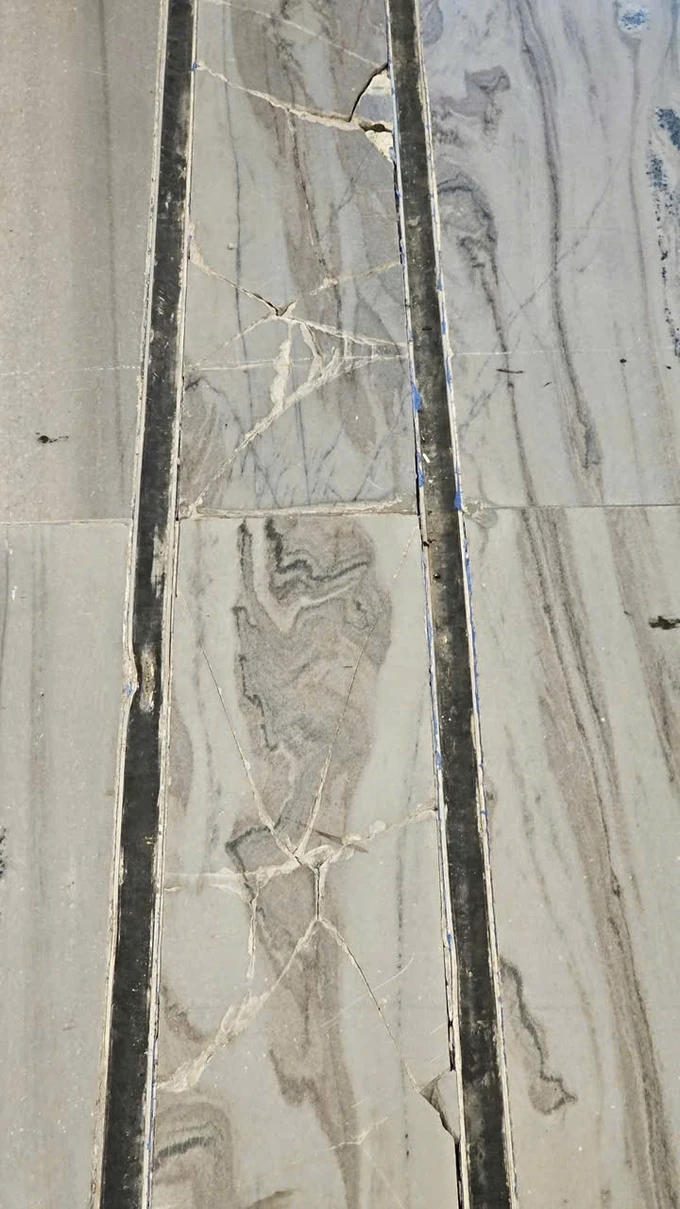 The floor tiles in the concourse have many cracks. (Photo: SGGP/ Quoc Hung) 8-2644-166.jpg - Copy